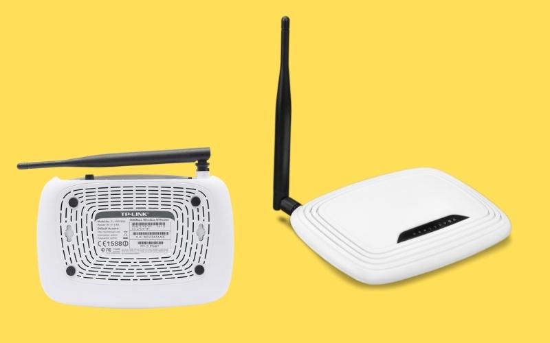 Bạn hãy kiểm tra mặt dưới và phía sau router